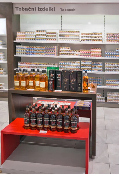 Whiskey store shelf in Travel Free shop. Skofije, Slovenia. — Stock Photo, Image