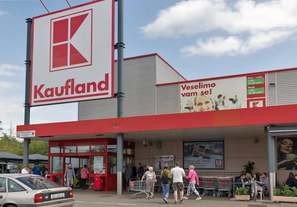 Kaufland store in Porec, Croatia. — Stock Photo, Image
