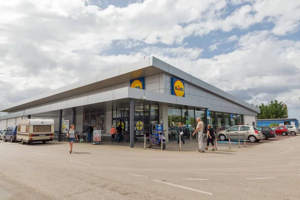 Lidl butik i Porec, Kroatien. — Stockfoto