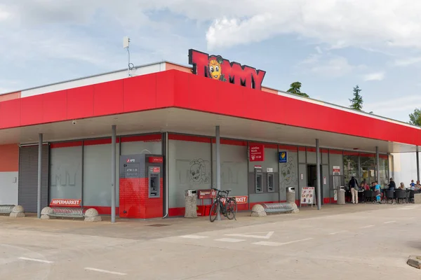 Tommy tienda de alimentos en Croacia . —  Fotos de Stock