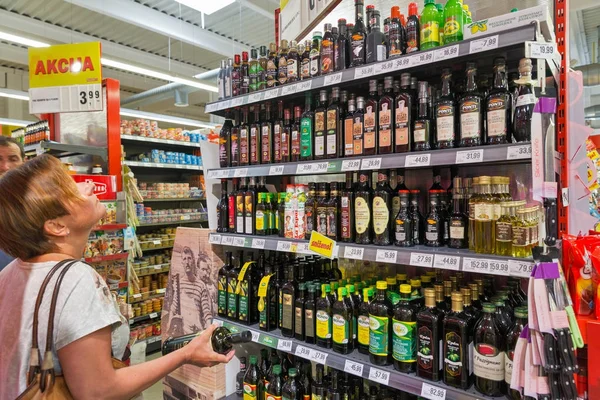 Escolha de azeite no supermercado de Plodine. Novigrad, Croácia . — Fotografia de Stock