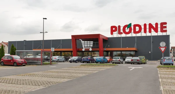 Супермаркет Plodine в Дуго-Село, Хорватия . — стоковое фото