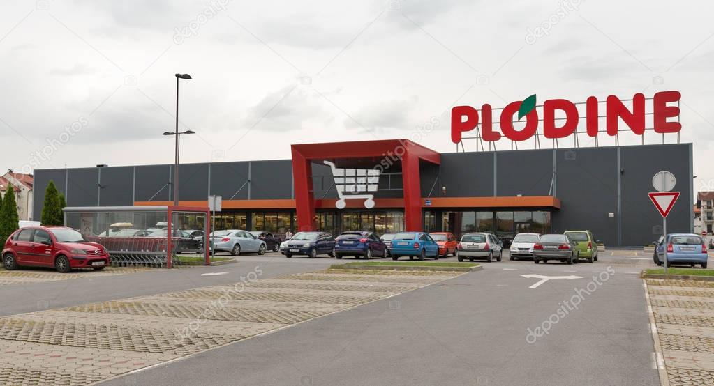 DUGO SELO, CROATIA - SEPTEMBER 10, 2017: Cars parked in front of Plodine supermarket. With 70 stores it is one of the largest supermarket chains in Croatia.