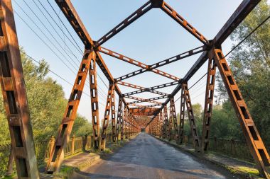 Eski köprünün üzerinden Tisa Nehri Vylok, Ukrayna.