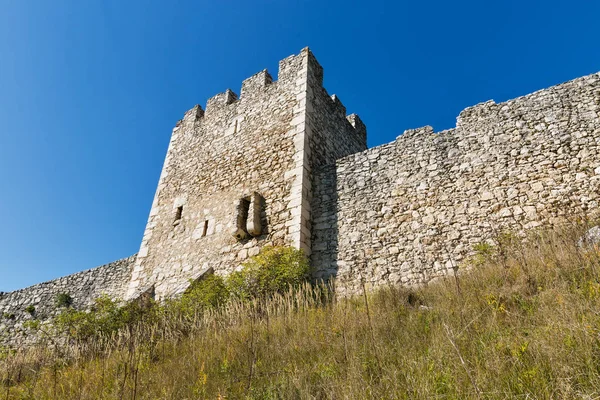 Mury zamku Spiskiego na Słowacji. — Zdjęcie stockowe