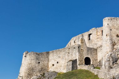 Slovakya mavi gökyüzü karşı SPI kale duvarları temizleyin.