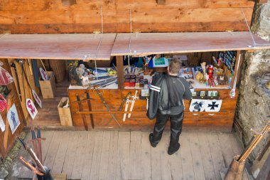 İnsanlar Hediyelik eşya dükkanı SPI kale ziyaret edin. Spisske Podhradie, Slovakya.