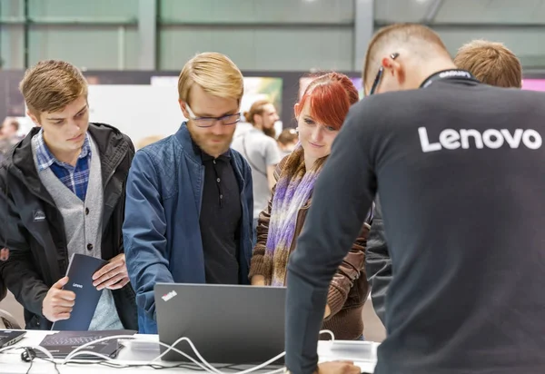 Lenovo booth sırasında Cee 2017 Kiev, Ukrayna — Stok fotoğraf