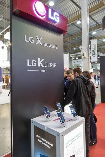 LG cabine durante CEE 2017 em Kiev, Ucrânia — Fotografia de Stock