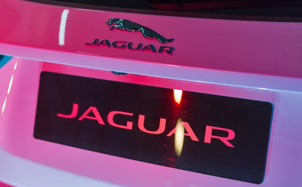 Tentoonstelling met Jaguar cars in Kiev, Oekraïne. — Stockfoto