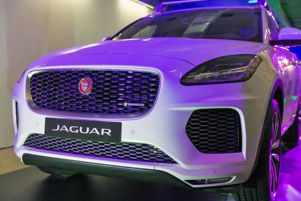 Tentoonstelling met Jaguar E-Pace P300 in Kiev, Oekraïne. — Stockfoto