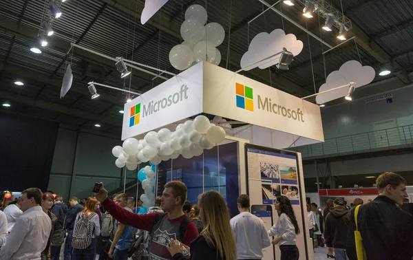 Ludzie odwiedzić stoisko firmy Microsoft podczas Cee 2017 w Kijów, Ukraina — Zdjęcie stockowe