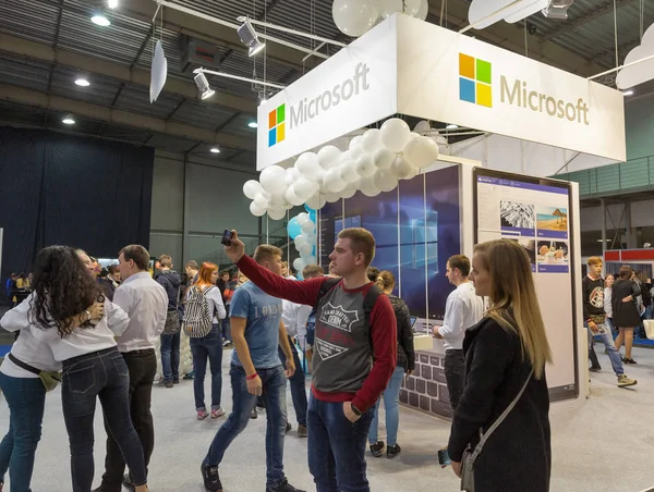 As pessoas visitam o estande da Microsoft durante a CEE 2017 em Kiev, Ucrânia — Fotografia de Stock