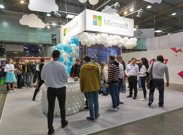 Lidé navštívit stánek společnosti Microsoft během Cee 2017 v Kyjev, Ukrajina — Stock fotografie