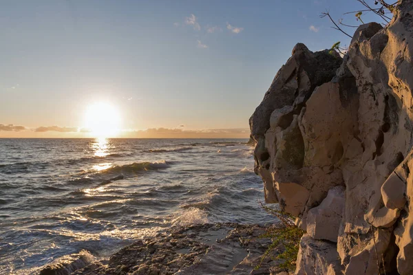 Praia rochosa pôr do sol na costa do Mar Adriático, Croácia — Fotografia de Stock