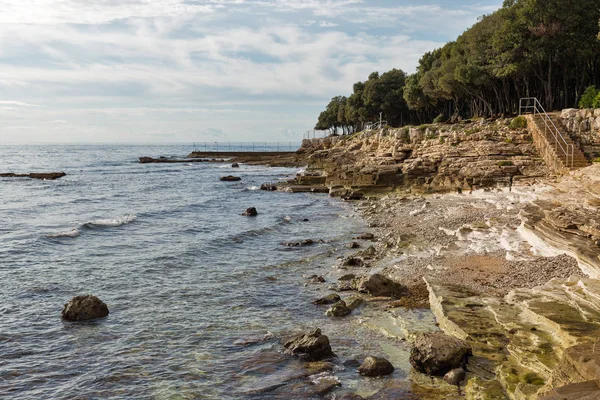 Tramonto spiaggia rocciosa in Istria, Croazia . — Foto Stock