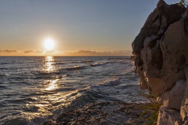 Adriyatik Denizi, Hırvatistan kıyısında kayalık plaj günbatımı