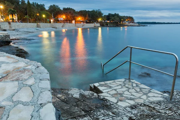 Resort de verão mediterrânico com praia do mar Adriático à noite — Fotografia de Stock