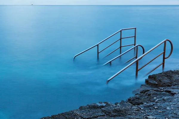 Escalera de natación que conduce al mar místico — Foto de Stock