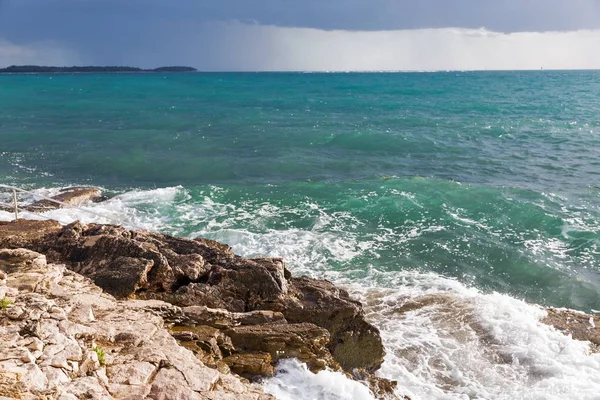 Playa rocosa tormentosa en Istria, Croacia . — Foto de Stock