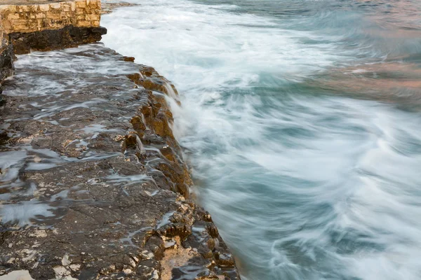 Stormiga stenstrand i Istrien, Kroatien. — Stockfoto