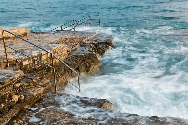 Simma stege leder till stormiga mystic sea — Stockfoto