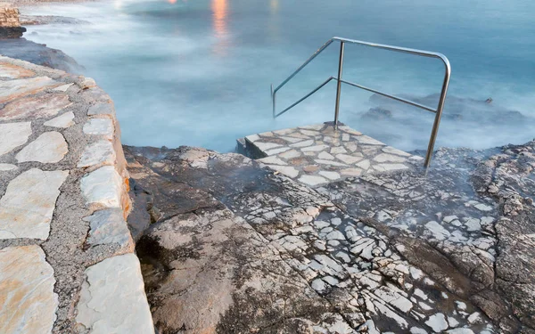 Escalera de natación que conduce al mar místico tormentoso —  Fotos de Stock