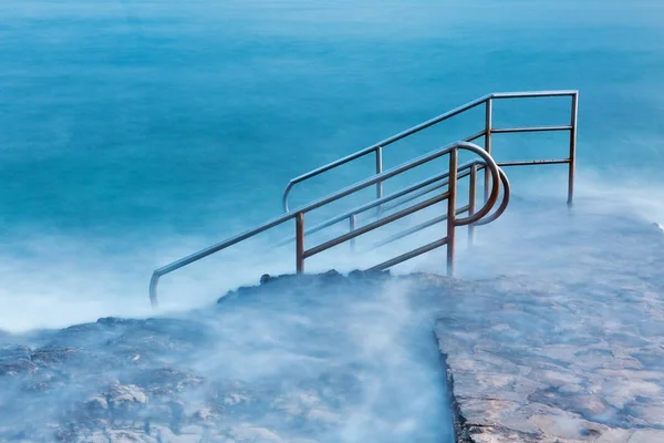 Escalera de natación que conduce al mar místico —  Fotos de Stock