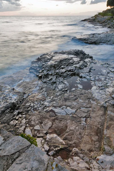 Burzliwy skalista plaża zachód słońca na wybrzeżu Morza Adriatyckiego — Zdjęcie stockowe