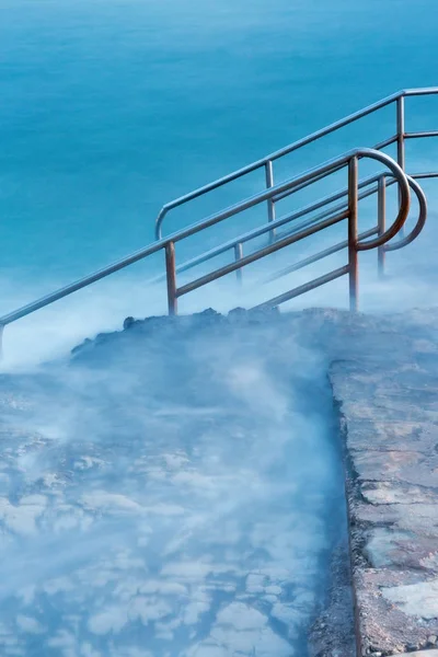 Escalera de natación que conduce al mar místico —  Fotos de Stock