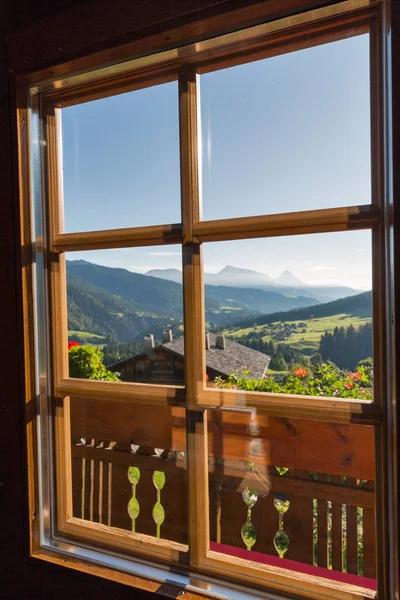 Fenêtre avec montagnes environnantes et village alpin. Carinthie occidentale, Autriche . — Photo