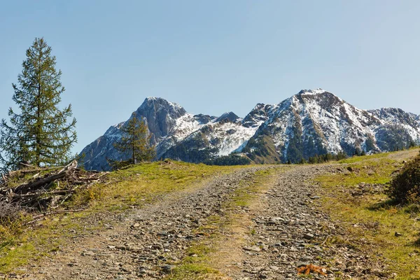 Alpine Straßenlandschaft in Westkärnten, Österreich. — Stockfoto