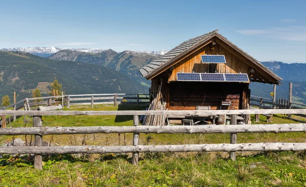 Baita in legno con paesaggio montano alpino in Austria . — Foto Stock