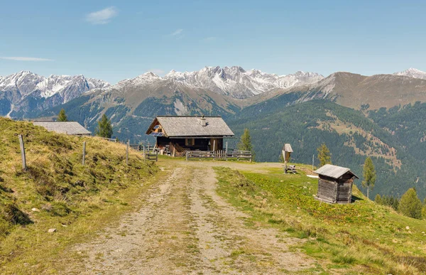 Chata dřevěná pastýř s alpské horské krajiny v Rakousku. — Stock fotografie
