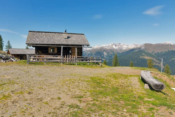 Trä shepherd lodge med alpina landskap i Österrike. — Stockfoto