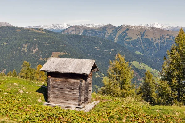WC drewniane pasterza z Alpine góry krajobraz w Austrii. — Zdjęcie stockowe