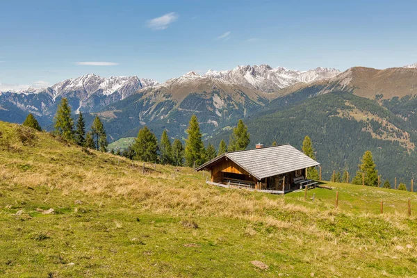 Trä shepherd lodge med alpina landskap i Österrike. — Stockfoto