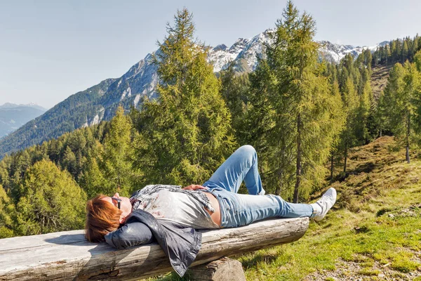 Kvinnan har en vila i Alperna landskap, Western Kärnten, Österrike. — Stockfoto