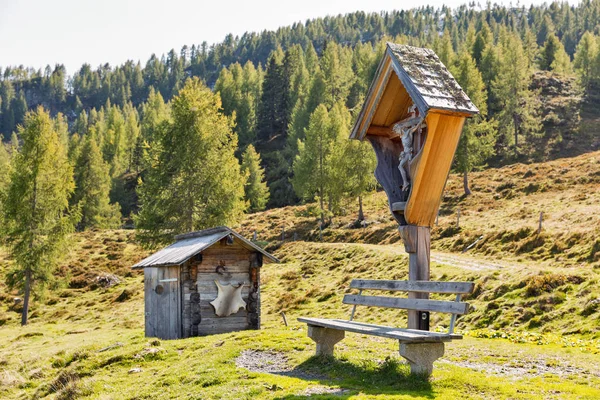 Drewniany krucyfiks z Alpine góry krajobraz w Austrii. — Zdjęcie stockowe