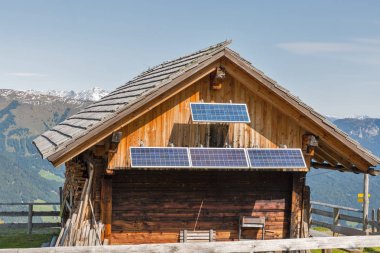 Ahşap çoban lodge Alp dağ manzarası Avusturya ile.