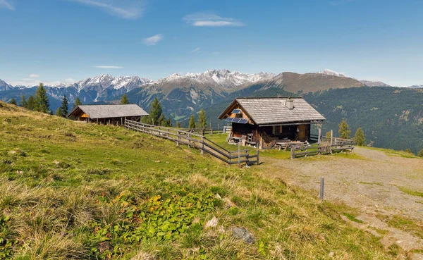 Drewniane Pasterza lodge z Alpine góry krajobraz w Austrii. — Zdjęcie stockowe