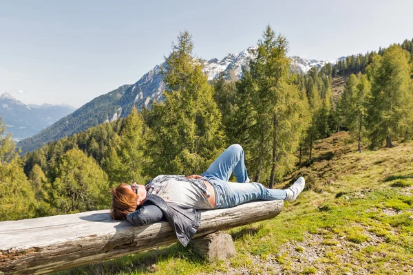 Kvinnan har en vila i Alperna landskap, Western Kärnten, Österrike. — Stockfoto