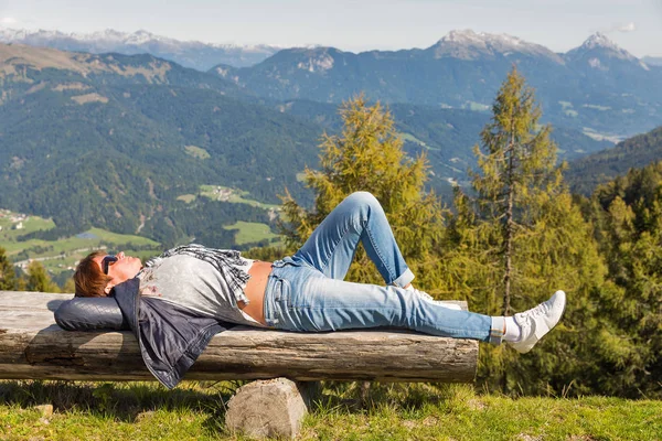 Kvinnan har en vila i Alperna landskap, Western Kärnten, Österrike. — Stockfoto