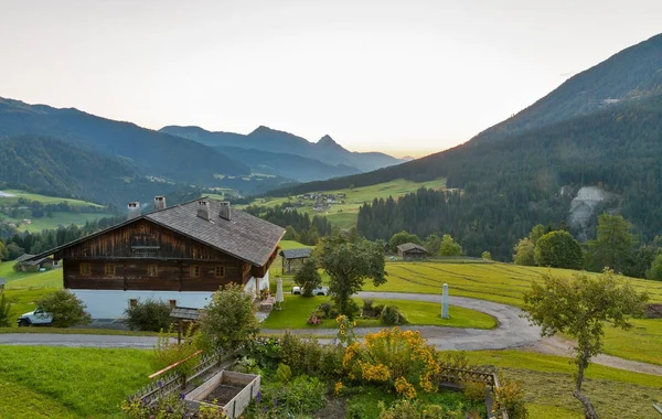Západní Korutany alpské vesnice sunrise krajiny, Rakousko. — Stock fotografie