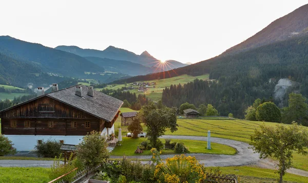 Carinzia occidentale Paesaggio alpino dell'alba, Austria . — Foto Stock