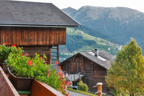 Krajina vesnice hory Alpy v Rakousku. — Stock fotografie