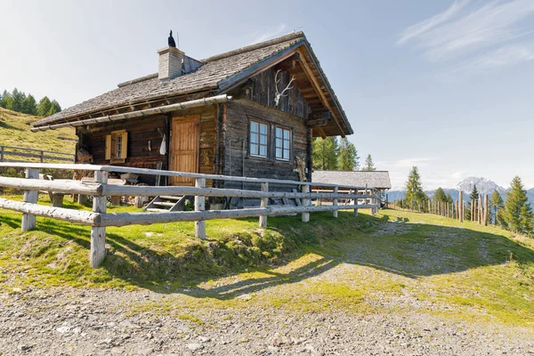 オーストリアのアルプスの山の風景と羊飼いの木造ロッジ. — ストック写真