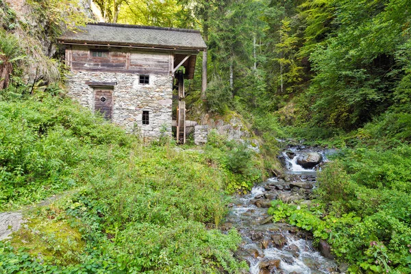 Vecchio mulino ad acqua nella boscaglia della foresta. Carinzia occidentale, Austria — Foto Stock