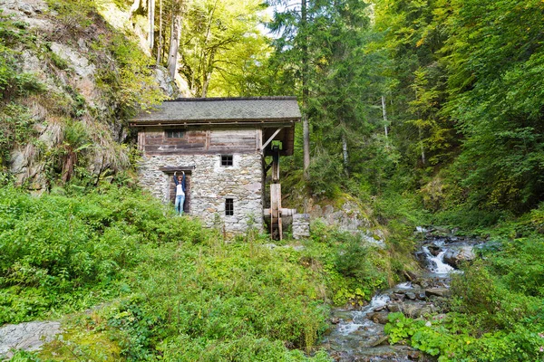 Stary Młyn wodny w gąszcz lasu. Karyntii, w Austrii — Zdjęcie stockowe
