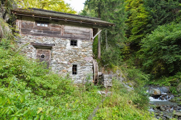 Starý vodní mlýn v lesní houštině. Západní provincii Korutany, Rakousko — Stock fotografie